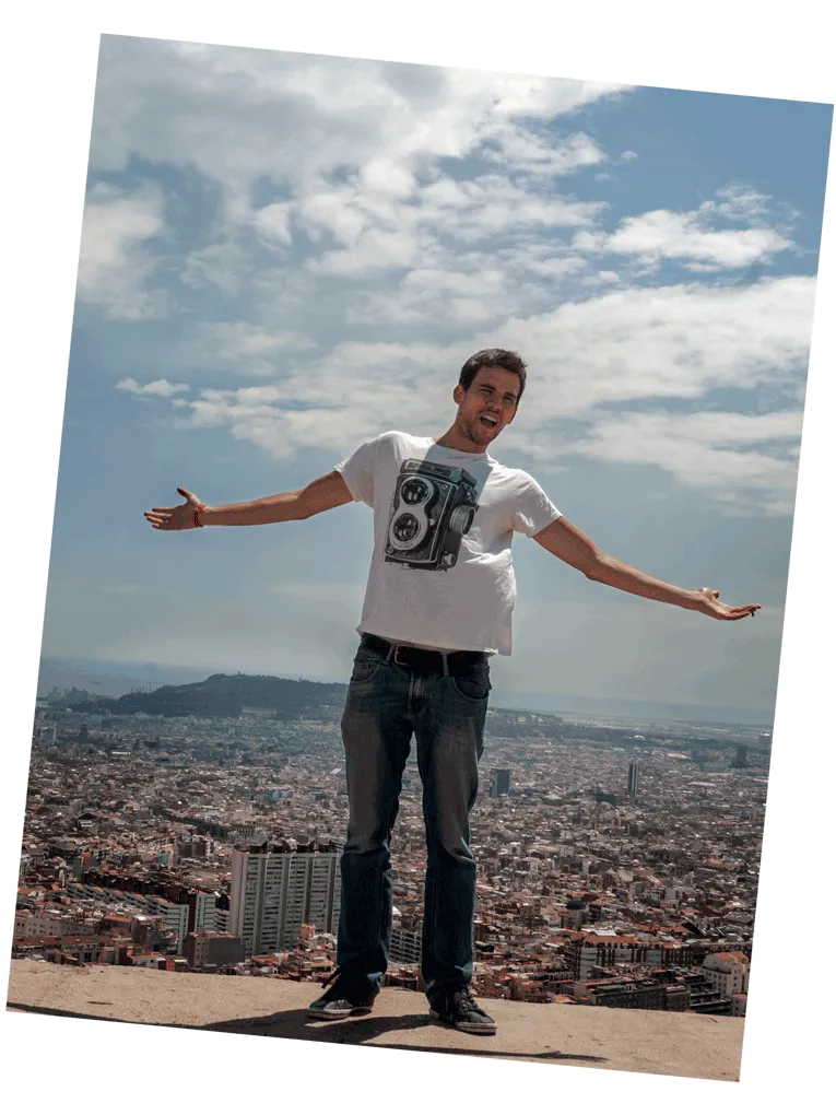 Héctor with his arms open above the city